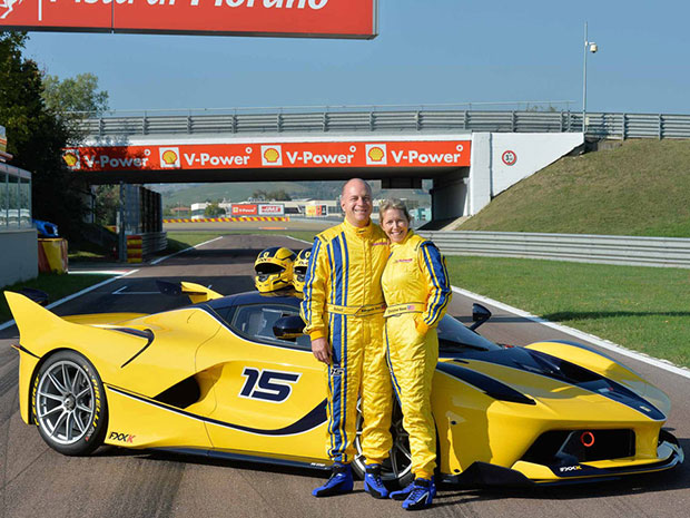 foto bos google dan istrinya menggunakan mobil ferari fxx seharga 35 milyar